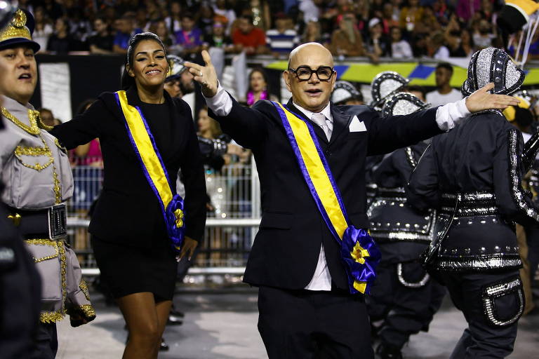 Integrante da Gaviões que iria representar Bolsonaro gay desfila com faixa presidencial