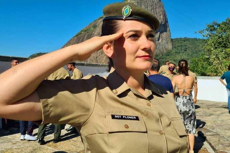 Bruna Ploner veste uniforme militar e presta continência