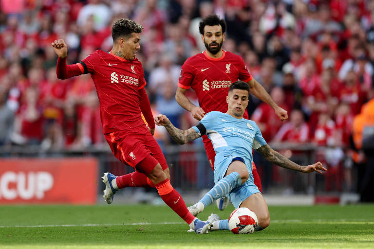 A poucas rodadas do fim da Premier League, Manchester City e Liverpool disputam a liderança jogo a jogo