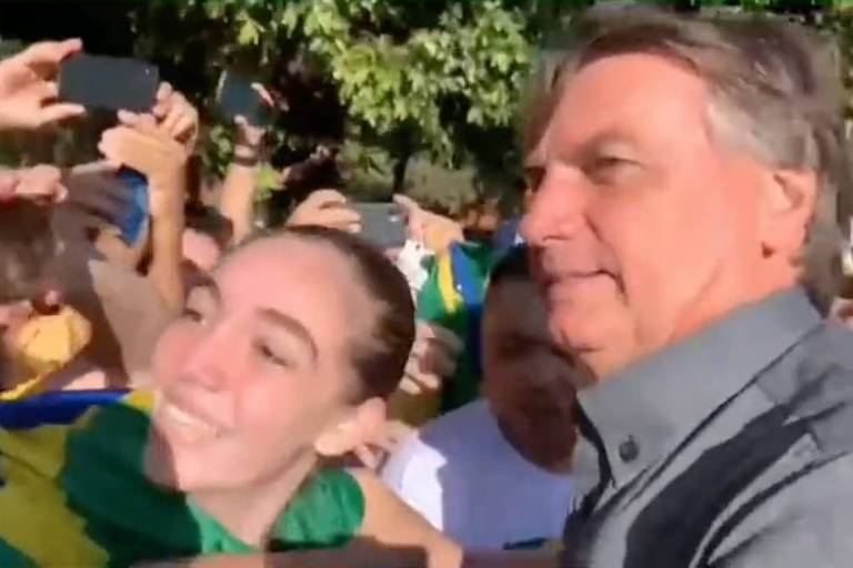 O presidente Jair Bolsonaro cumprimenta apoiadores na chegada a Ribeirão Preto, no interior de São Paulo
