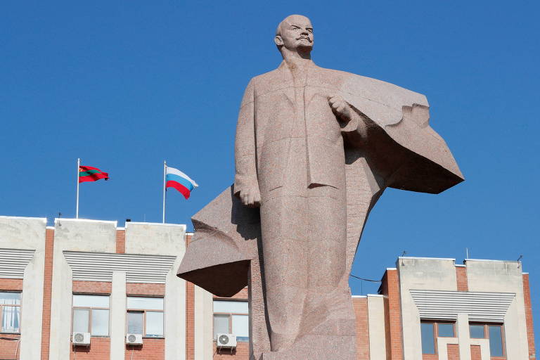 Estátua de Lênin em Tiraspol; ao fundo, as bandeiras da Transdnístria e da Rússia 