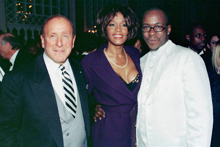 Whitney Houston posa com o marido, Bobby Brown, e com o produtor musical Clive Davis (à esq.)