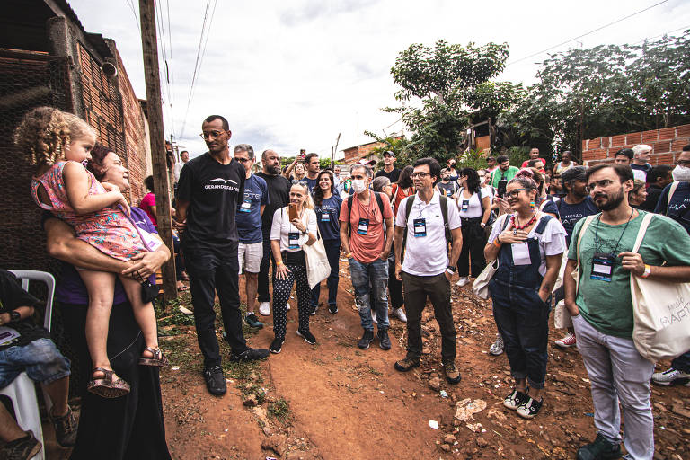 Convidados da ONG Gerando Falcões caminham com Edu Lyra na Favela Marte, em São José do Rio Preto