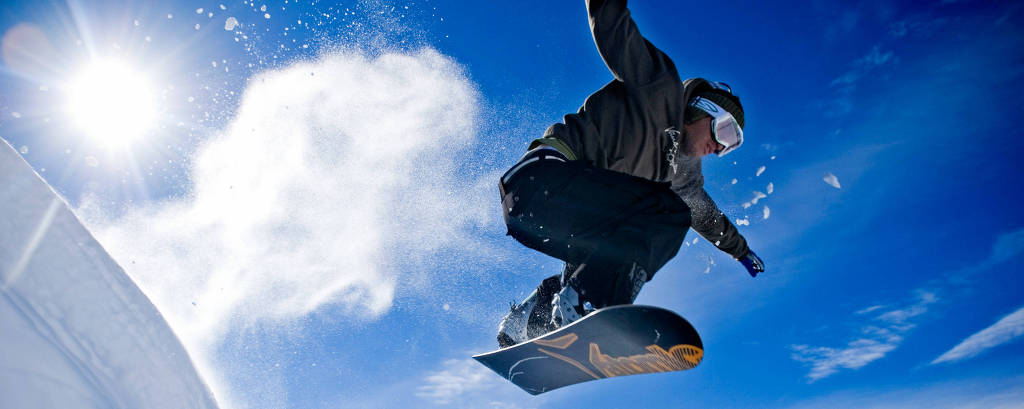Praticante aproveita a neve em La Hoya, na província de Chubut, ideal para o snowboard 
