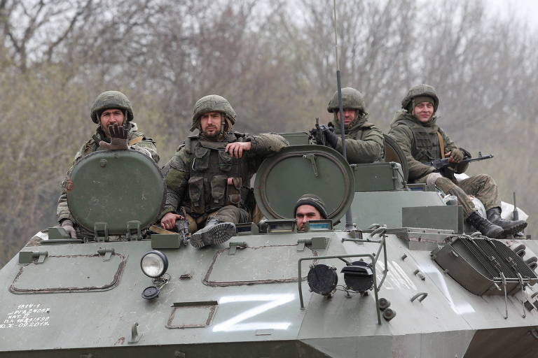 Militares de tropas pró-Rússia circulam em tanque próximo a Mariupol
