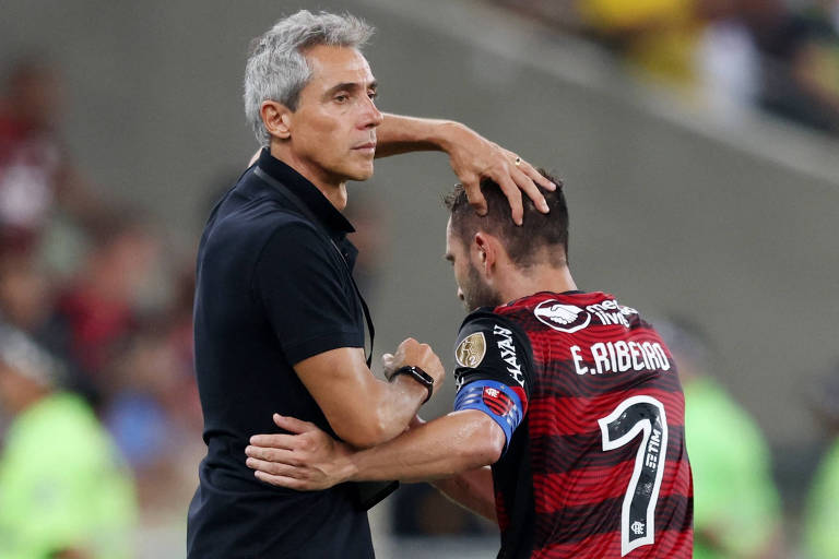 Paulo Sousa cumprimenta Everton Ribeiro após substituí-lo em jogo do Flamengo
