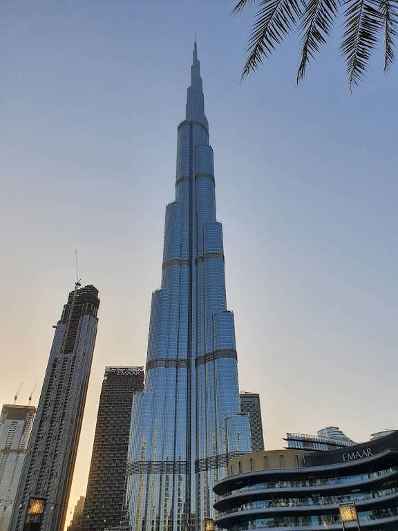 Burj Khalifa, atual prédio mais alto do mundo, em meio a outros edifícios de Dubai