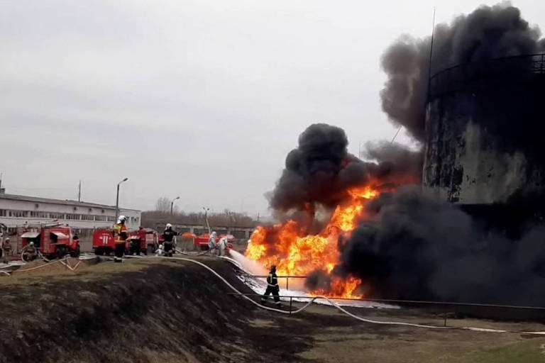 Incêndio causado por suposto ataque de drone ucraniano em Belgorodo, em abril do ano passado