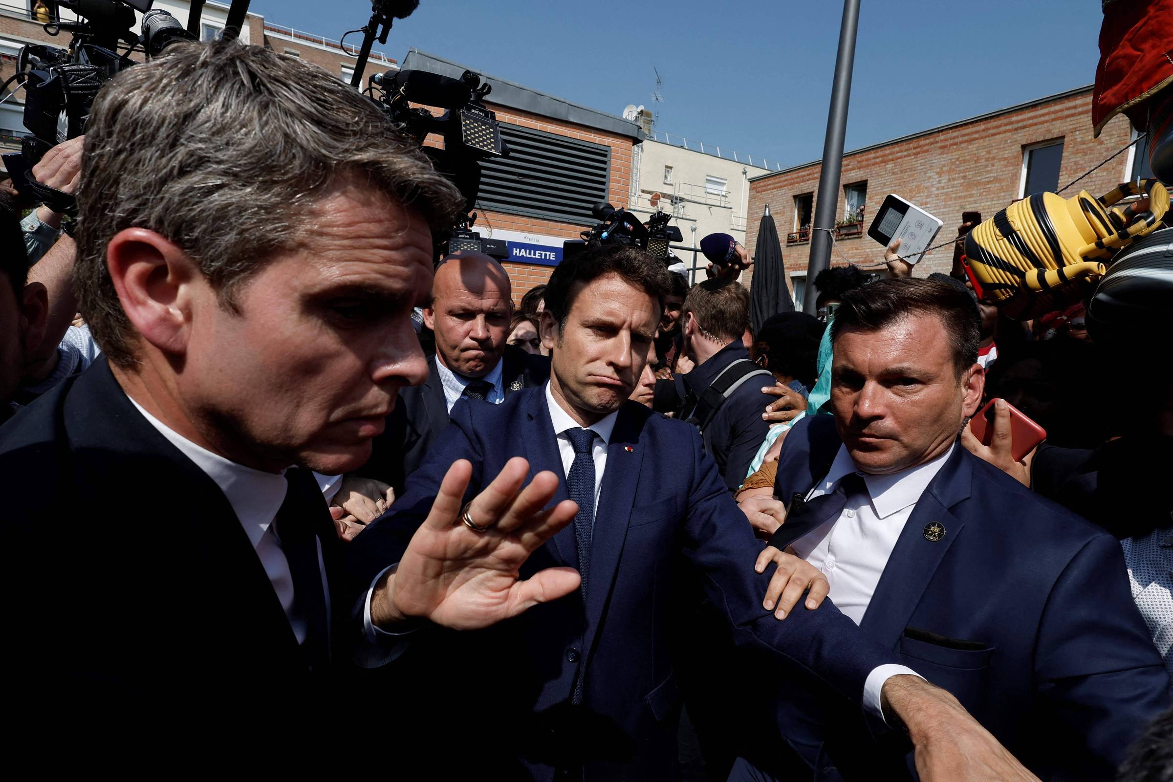 Angry citizens threw ... tomatoes at Macron in a public market - Watch video - News Bulletin 247