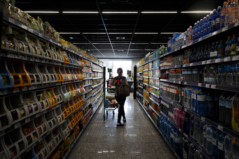 Cliente faz compras em supermercado de São Paulo