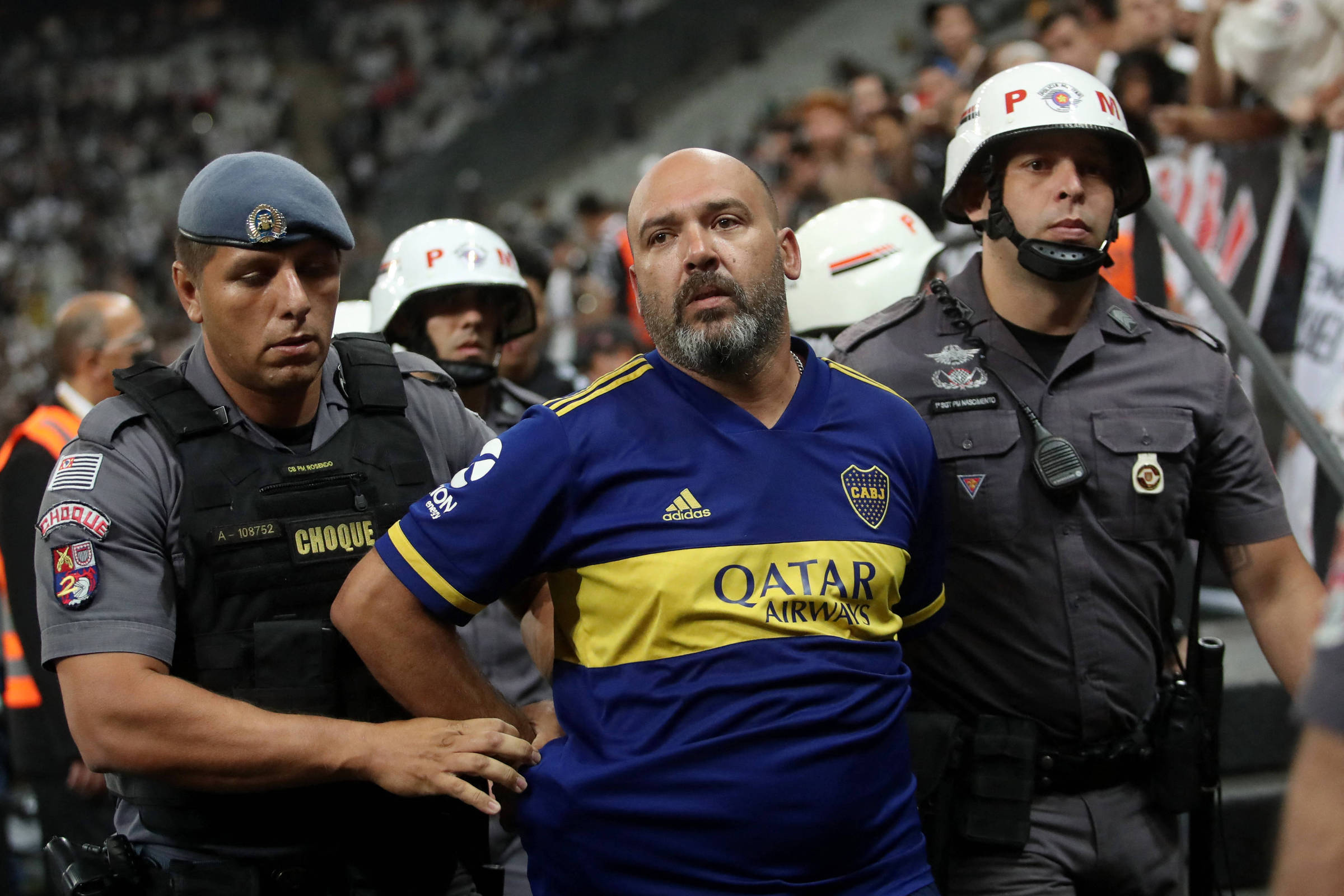 Boca leva multa de 143 mil reais por atos racistas de seus torcedores nos duelos contra o Corinthians