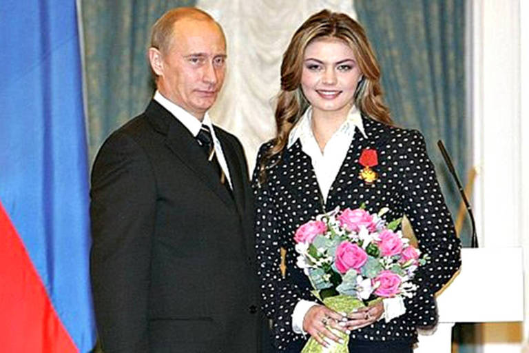 Presidente russo, Vladimir Putin, entrega prêmio à ginasta Alina Kabaeva, apontada como atual namorada do chefe do Kremlin.
