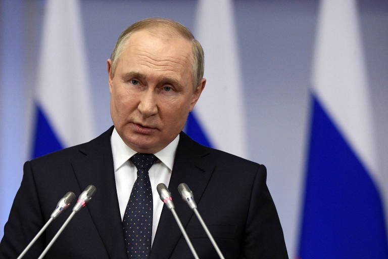 O presidente russo, Vladimir Putin, discursa durante encontro com legisladores em São Petersburgo