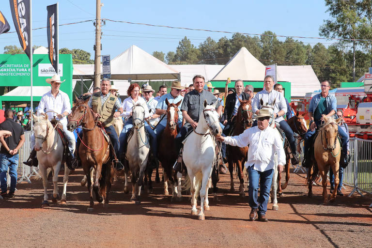 O ex-presidente Jair Bolsonaro desfilou em cavalo na Agrishow de 2022, após ter participado de uma motociata do aeroporto à feira agrícola