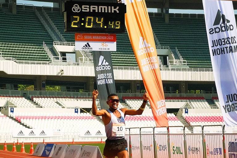 Daniel Nascimento, o Danielzinho, cruza linha de chegada da Maratona de Seul e quebra recorde sul-americano