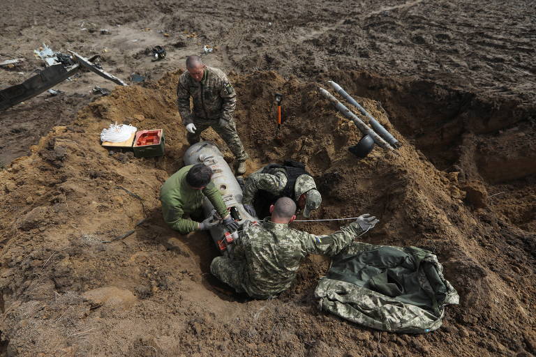 Militares ucranianos desativam mísseis encontrados no local da queda de um helicóptero na região de Kiev 