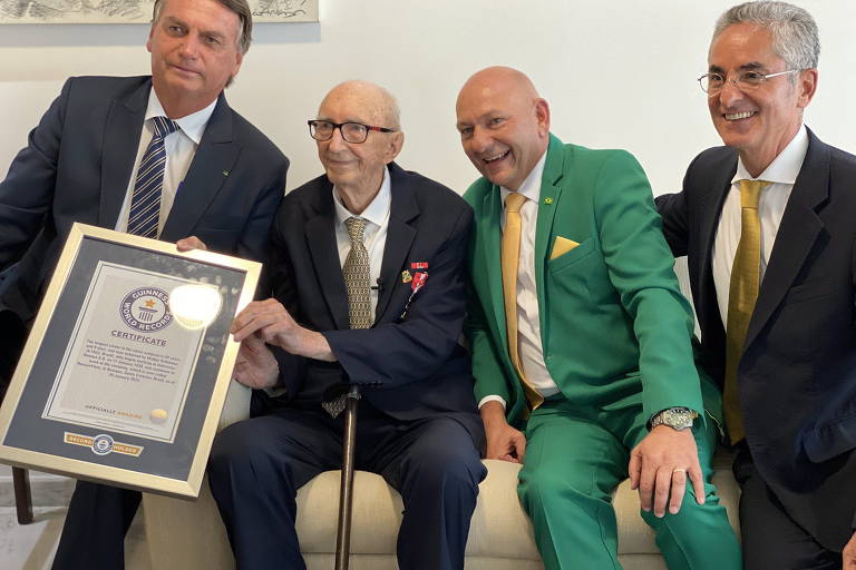 Bolsonaro recebe Luciano Hang e Walter Orthmann, conhecido como o funcionário 'mais antigo do mundo' por trabalhar em uma mesma empresa há 84 anos 