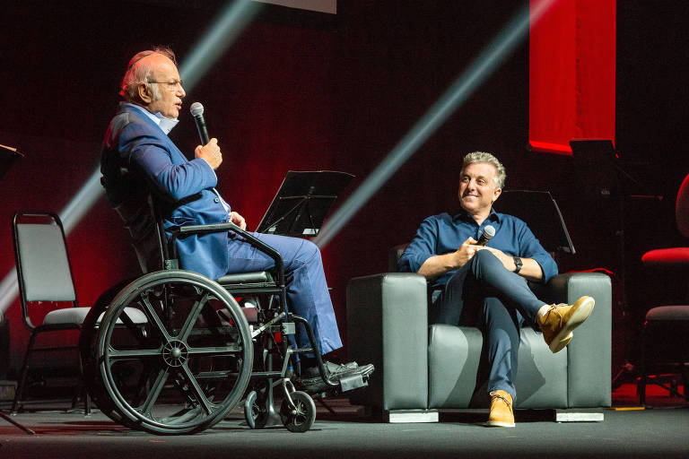 Fundador da Cyrela e do Movimento Bem Maior, Elie Horn, e apresentador Luciano Huck em evento sobre filantropia