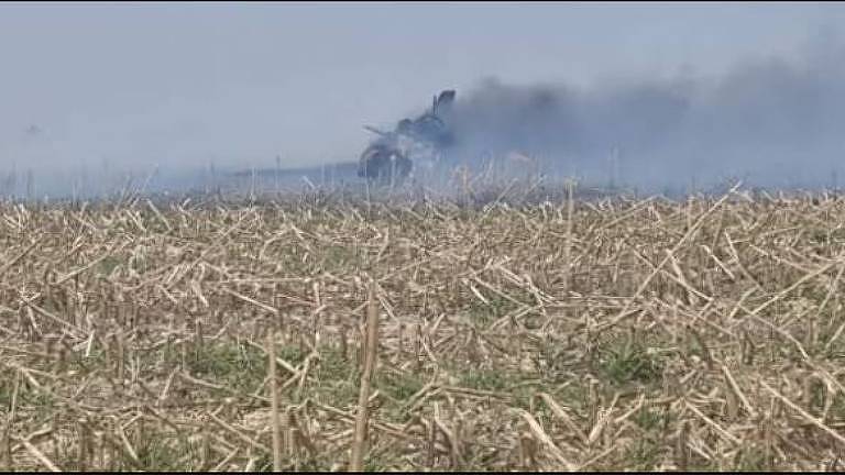 Avião Super Tucano pega fogo após cair em Pirassununga, no interior paulista