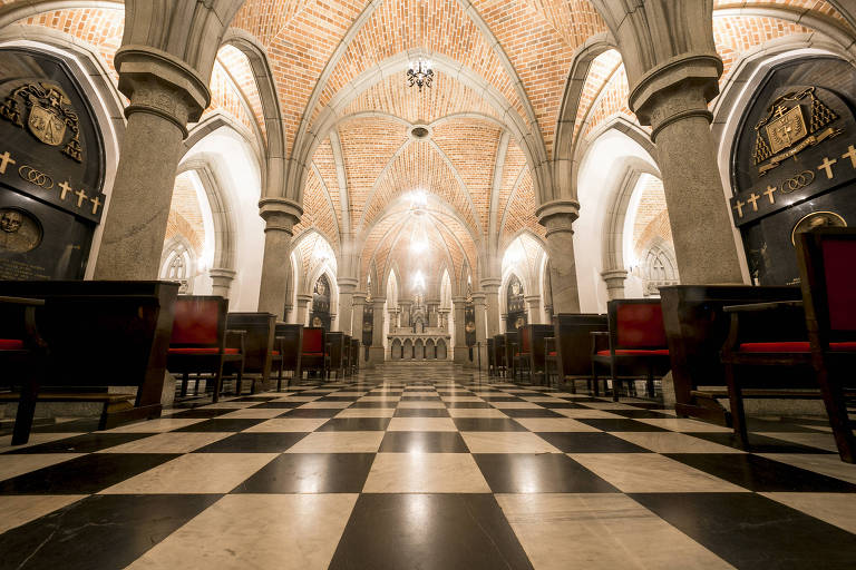 Em foto colorida aparece o corredor principal da Cripta da Catedral da Sé
