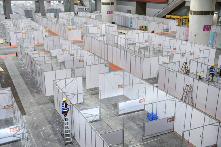 Funcionário trabalha na construção de hospital de campanha para pacientes com CVovid em Guangzhou, na China