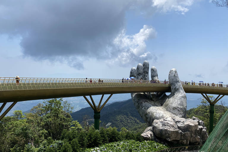 A ponte Dourada (Cau Vang, em vietnamita), é um local bastante visitado em Da Nang, no centro do Vietnã