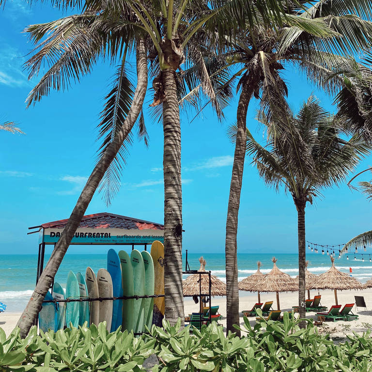 Mỹ Khê Beach, no Vietnã, tem cafés climatizados e opções variadas de lazer 