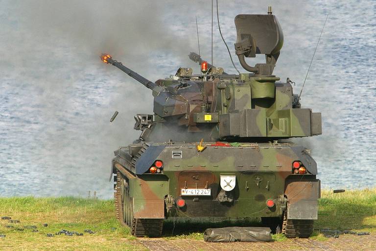Blindado de defesa antiaérea Gepard em treino quando era usado pela Alemanha, em 2004
