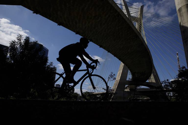 Ciclista passa sob a ponte Estaiada, no Parque Linear Bruno Covas