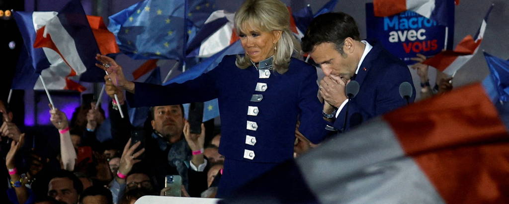 Presidente francês, Emmanuel Macron, com a mulher, Brigitte, após resultado de sua reeleição