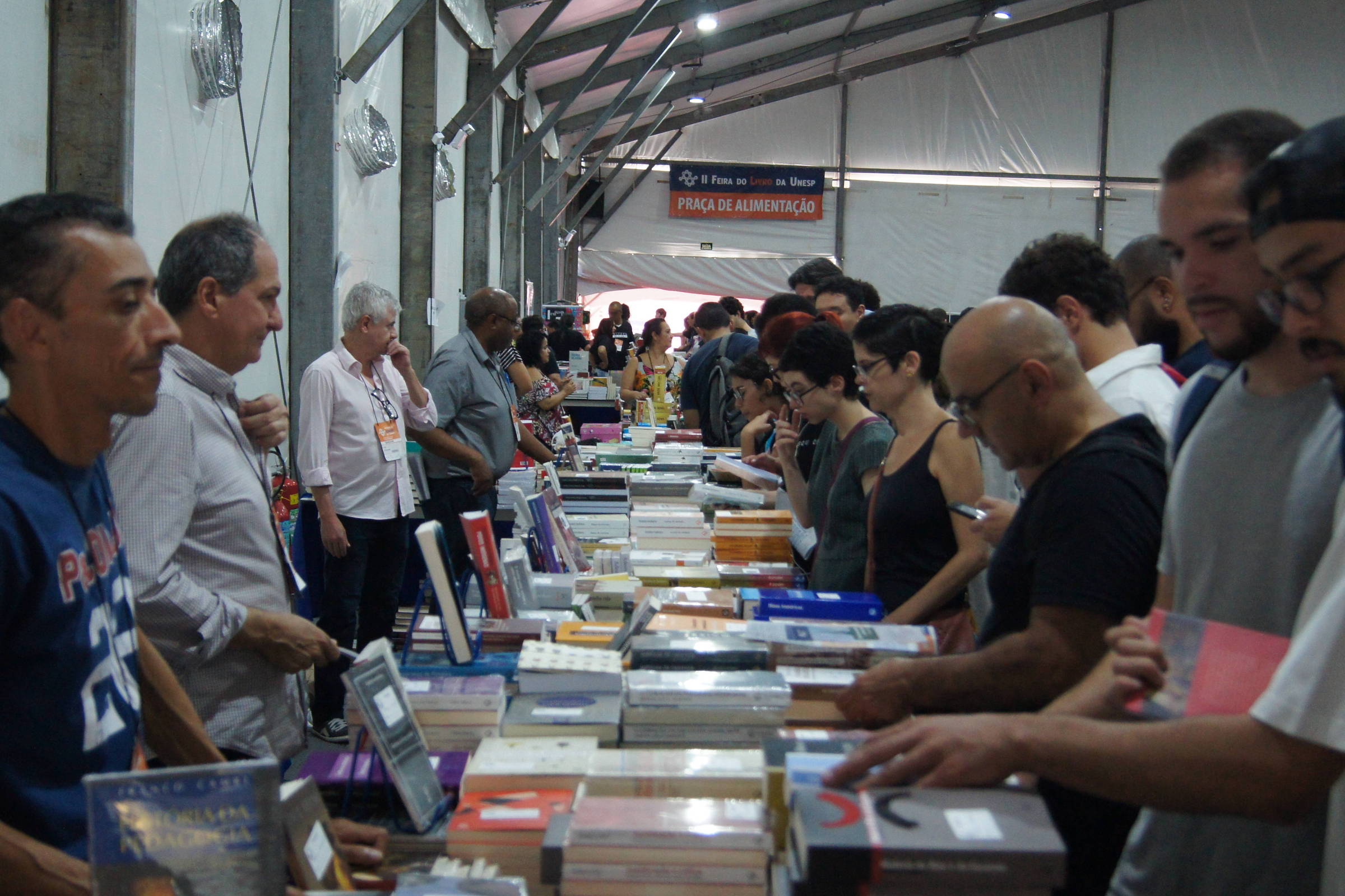 Feira do Livro da Unesp reúne mais de 150 editoras com desconto mínimo de 50%