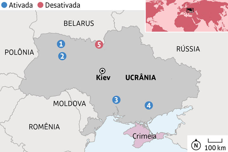 Mapa mostrando a Ucrânia e cinco de suas usinas nucleares. As usinas ativadas são: Rivne, Khmelnitski, South Ukraine e Zaporíjia, marcadas com pontos de cor azul marinho; a desativada é a usina de Tchernobil, marcada com um ponto vermelho no mapa