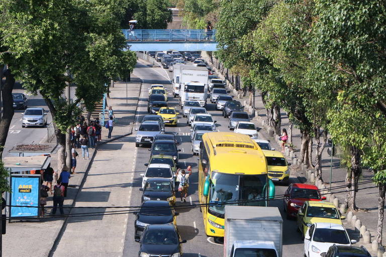 Rodovia com trânsito de veículos na cidade do Rio de Janeiro