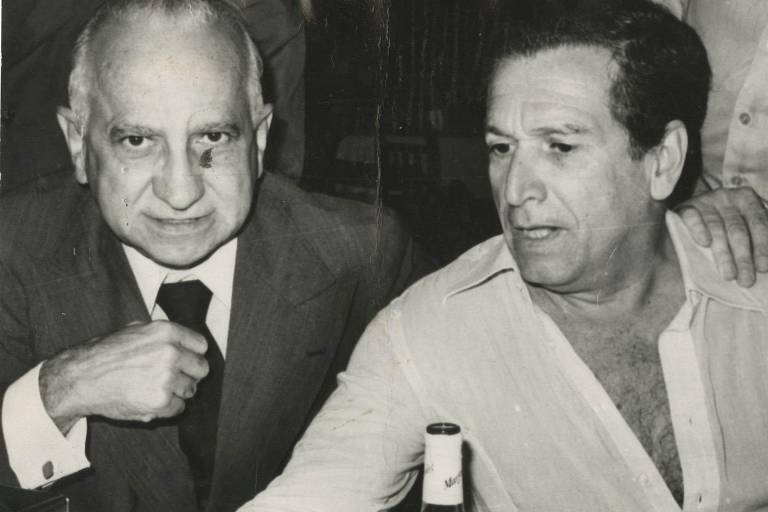 O jornalista e escritor Otto Lara Resende (à esq.) com o escritor Fernando Sabino (à dir.) na bacalhoada do Restaurante Manolo's, no Rio de Janeiro (RJ).