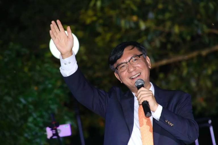 O embaixador da Coreia do Sul no Brasil, Lim Ki-mo, canta durante evento em Brasília