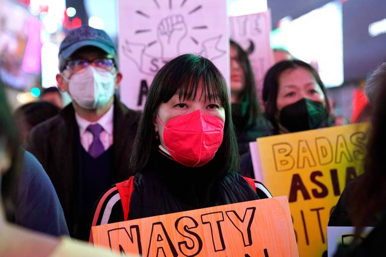 Manifestantes protestam contra aumento de episódios de ódio contra asiáticos-americanos, na Times Saquare, em Nova York