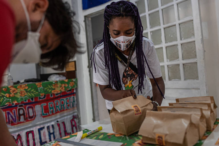 Retirada de refeição na Ocupação 9 de julho, em São Paulo