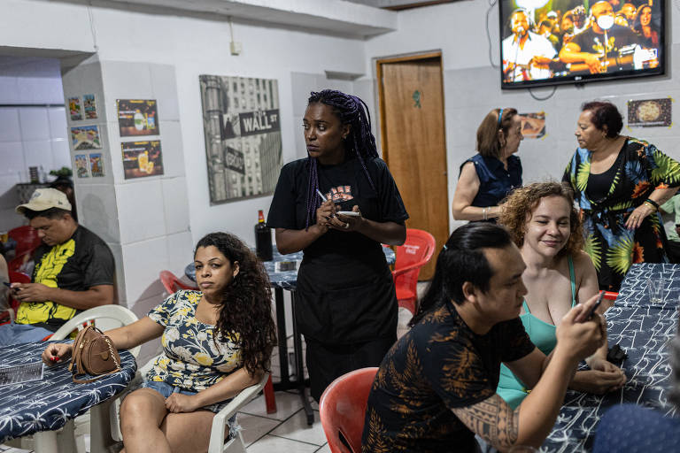 Para complementar a renda, a entregadora também faz bicos trabalhando em bares e restaurantes