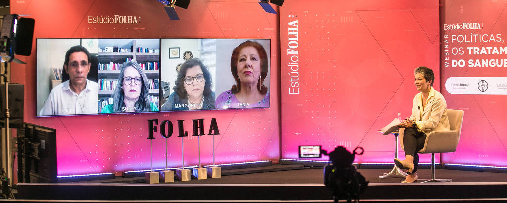 A apresentadora Sílvia Corrêa conversa com os participantes do webinário Políticas, saúde e os tratamentos do sangue