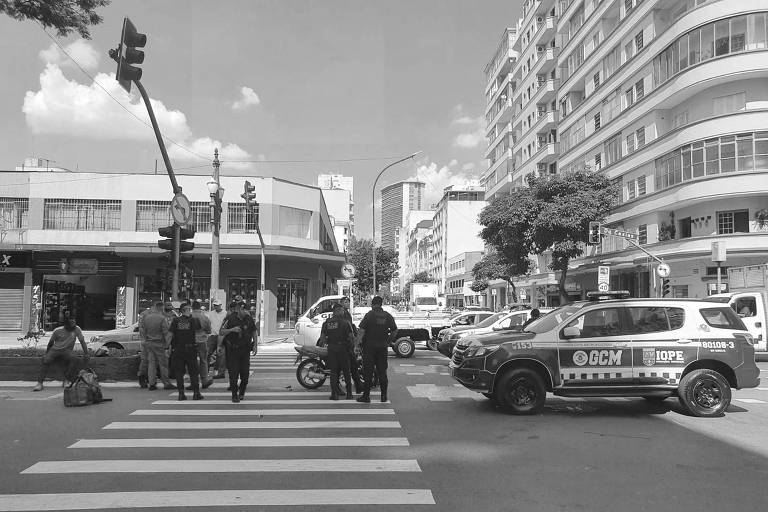 SAO PAULO, SP, 28.04.2022: COTIDIANO - Acidente na esquina da alameda Barão de Limeira com avenida Duque de Caxias, onde os semáforos não funcionam há duas semanas, no centro de São Paulo. (Foto: Roberto Dias/Folhapress) 