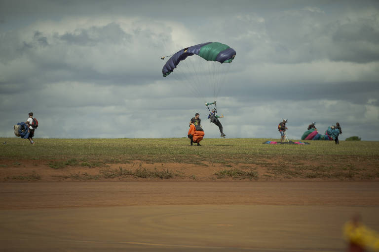 Justiça libera volta de saltos de paraquedistas em Boituva (SP)