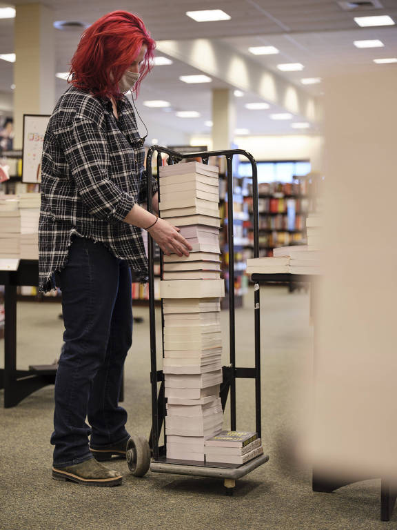 Uma atendente em uma nova livraira Barnes and Nobles em Hingham, no estado americano do Massachusetts
