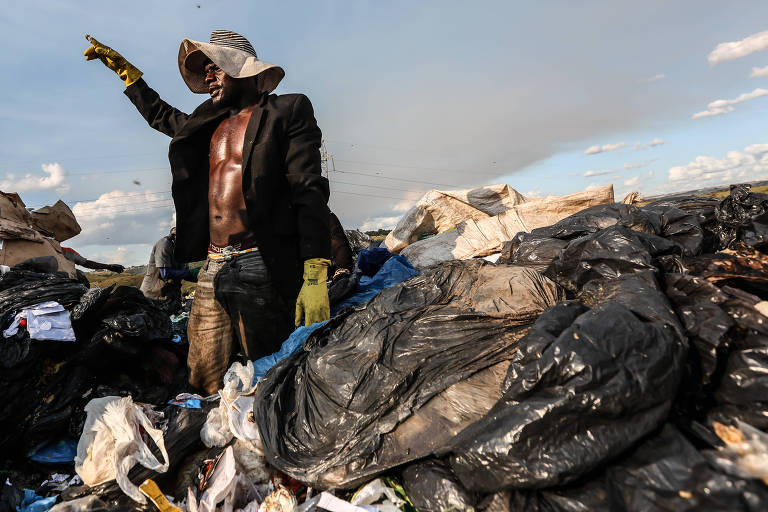 Márcio Correia de Jesus, 30, catador de recicláveis no lixão de Águas Lindas de Goias
