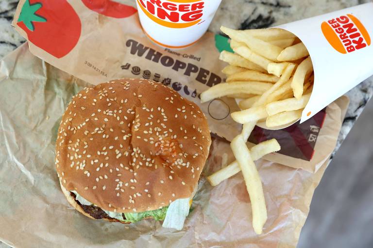 Burger King punia funcionário com lanche sem carne ou sem salada; Justiça manda indenizar