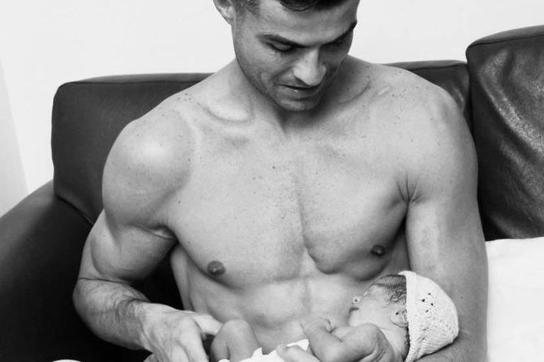 Cristiano Ronaldo posta foto com a filha recém-nascida