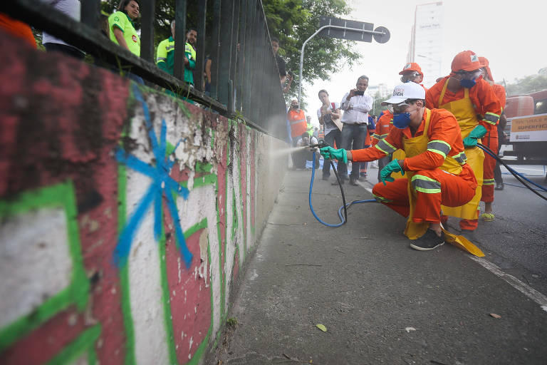 João Doria, então prefeito, durante ação para pintar muros pichados em São Paulo