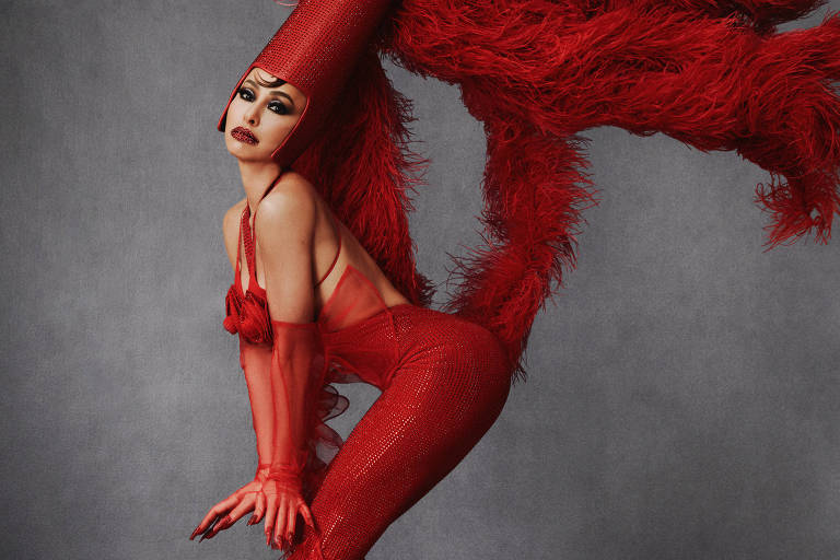 Sabrina Sato mostra look vermelho usado no Baile da Vogue, no Copacabana Palace