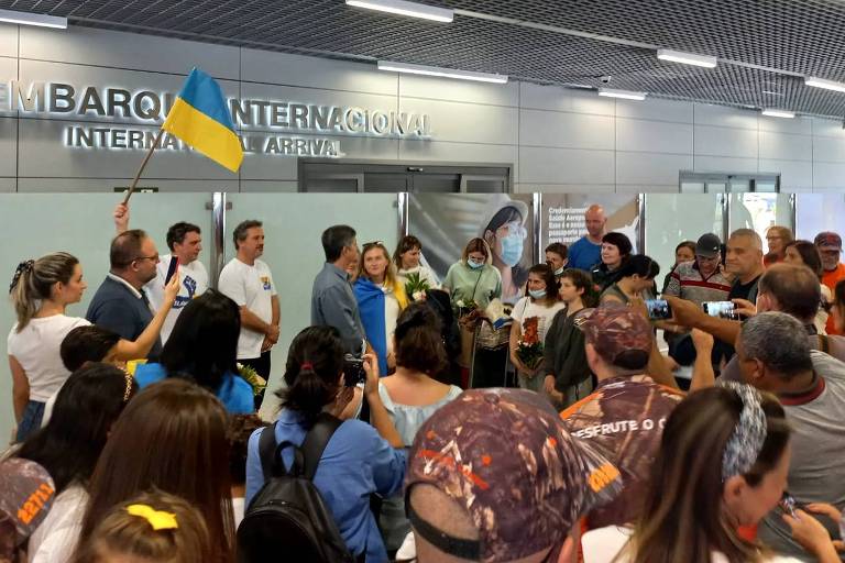 Refugiados da Ucrânia chegam a Belo Horizonte em meio a recepção emocionada