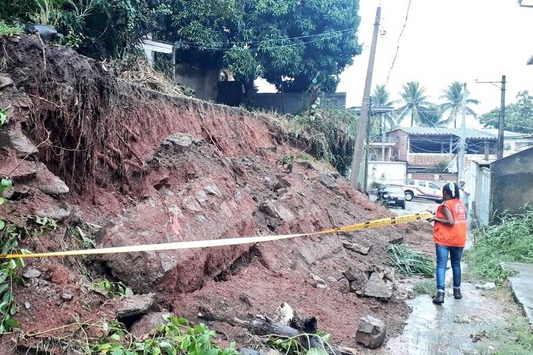 Defesa Civil do Rio isola local na Estrada Serra Alta, em Campo Grande, após deslizamento em decorrência de fortes chuvas