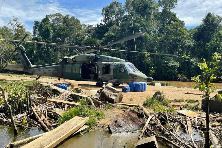 Helicóptero das Forças Armadas usado pela Polícia Federal, MPF e outros órgãos para ir à comunidade Aracaçá (RR), que foi encontrada vazia e parcialmente queimada